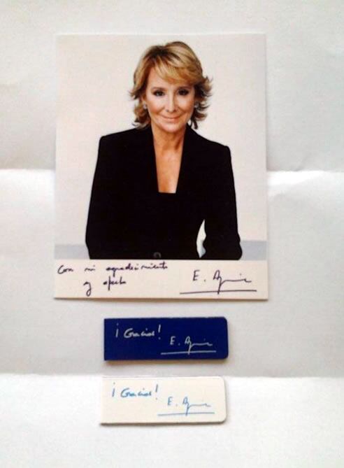 El regalo de Esperanza Aguirre a los interventores y apoderados del PP: una imagen suya y un par de marcapáginas imantados