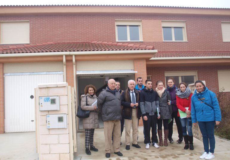 El delegado de la Junta ha entregado las llaves de viviendas de alquiler social en Mazariegos