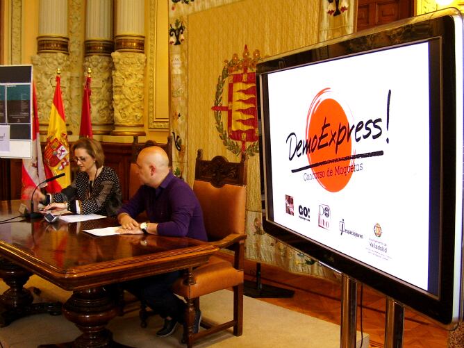 La concejala de Bienestar Social, Rosa Hernández, junto al coordinador del Centro de Programas Juveniles, Santiago Rodríguez, en el Ayuntamiento de Valladolid