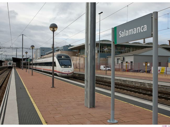 Imagen de un tren Alvia en la estación de Salamanca