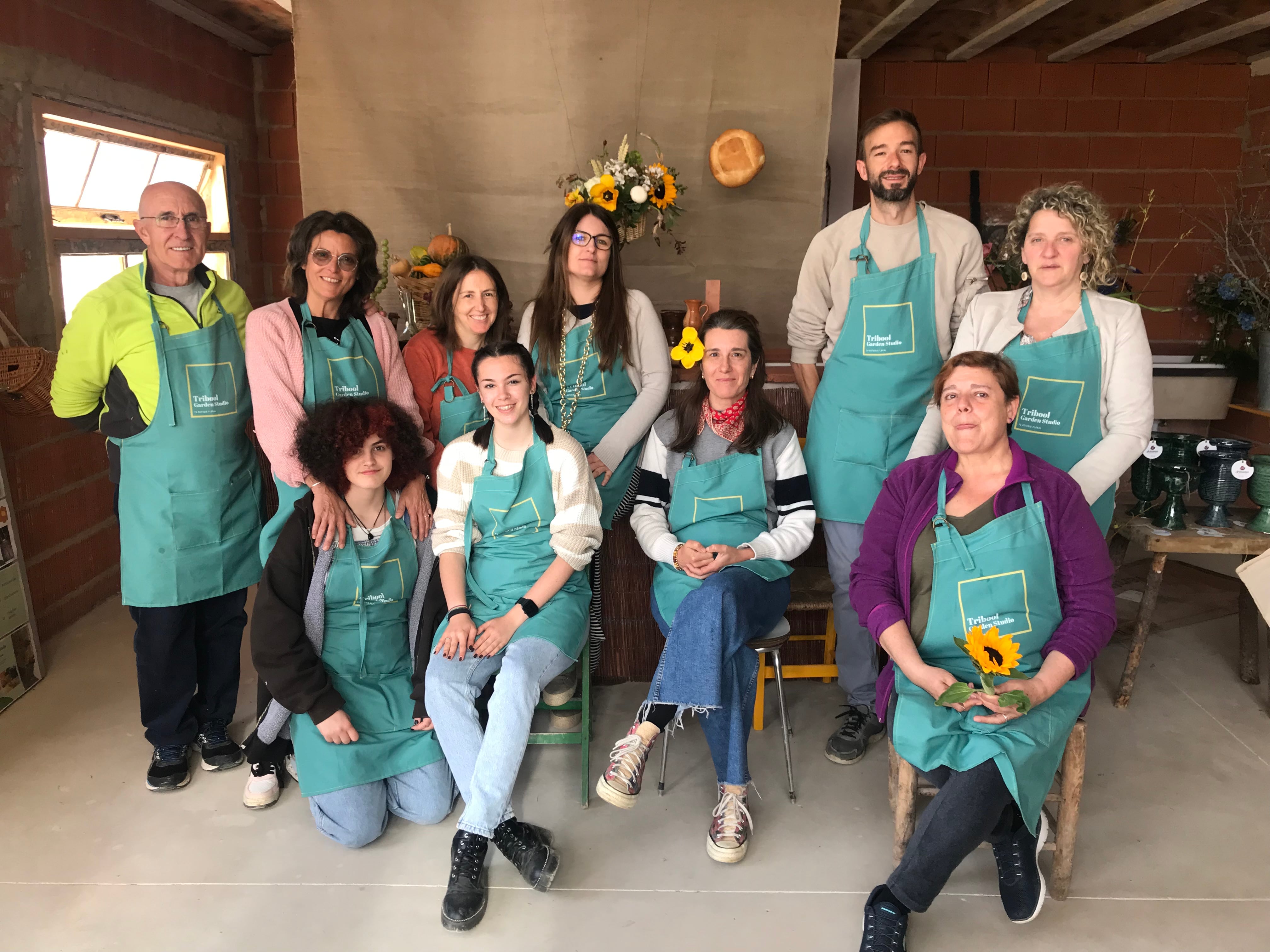 Los alumnos del taller de bodegones barrocos de Tribool Garden Studio con su director Javier Racionero (de pie, segundo desde la derecha) en las instalaciones de la empresa en Albalate de las Nogueras (Cuenca).