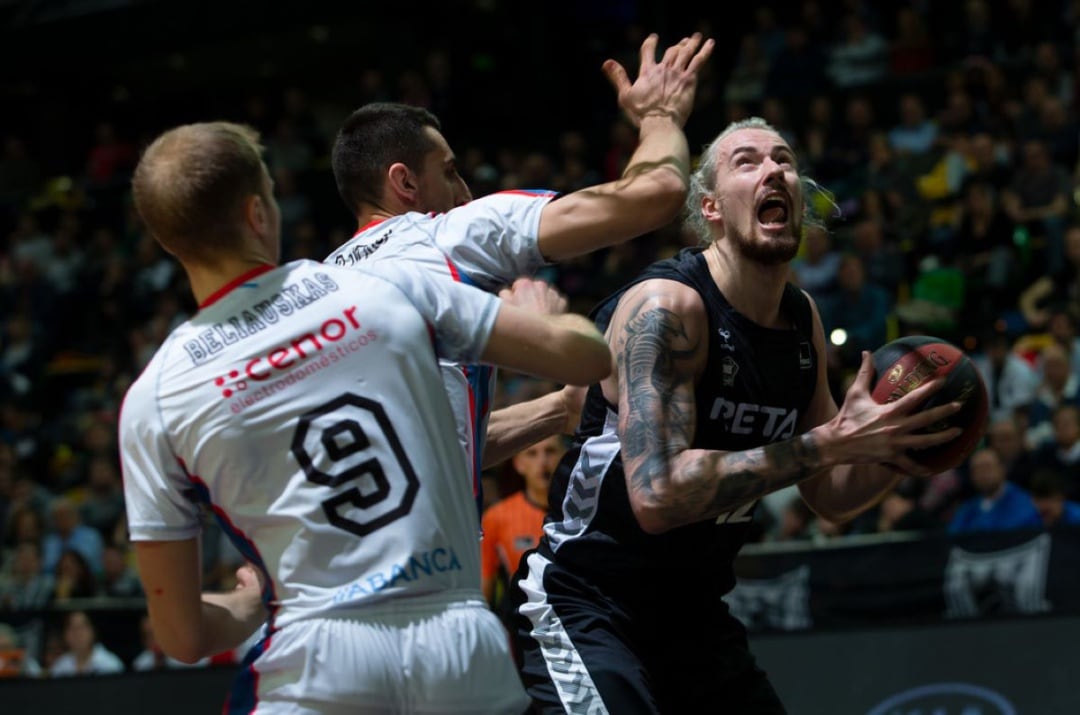 El pívot del Bilbao Basket, Ondrej Balvin, fue una pesadilla para el Obra