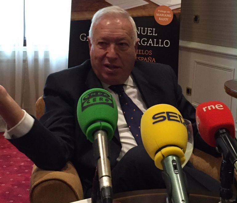 El ministro de Exteriores, García-Margallo, en la presentación de su libro &quot;Todos los cielos conducen a España&quot;