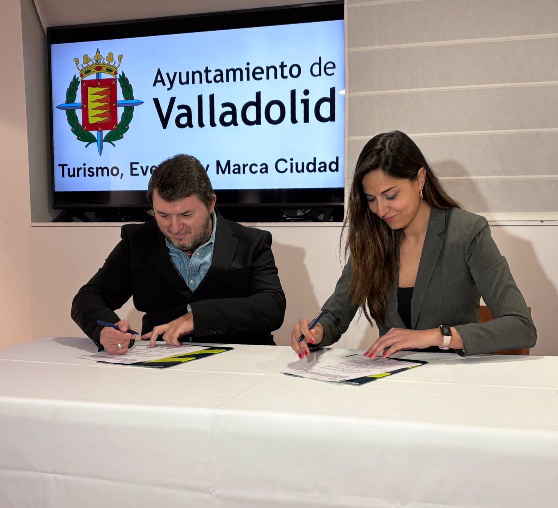 La concejala de Turismo, Eventos y Marca Ciudad y vicepresidenta de la Sociedad Mixta para la Promoción del Turismo de Valladolid, Blanca Jiménez, y el presidente de la organización, Francisco J. Sardón