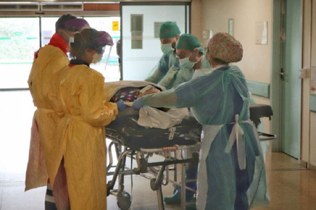 Profesionales sanitarios del hospital Reina Sofía, durante la atención a un paciente. Archivo.