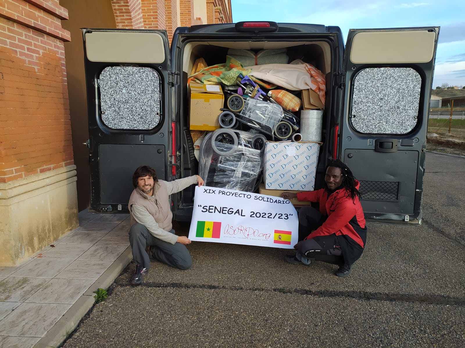 Benjamín y Abdou con parte del material que viajará a Senegal