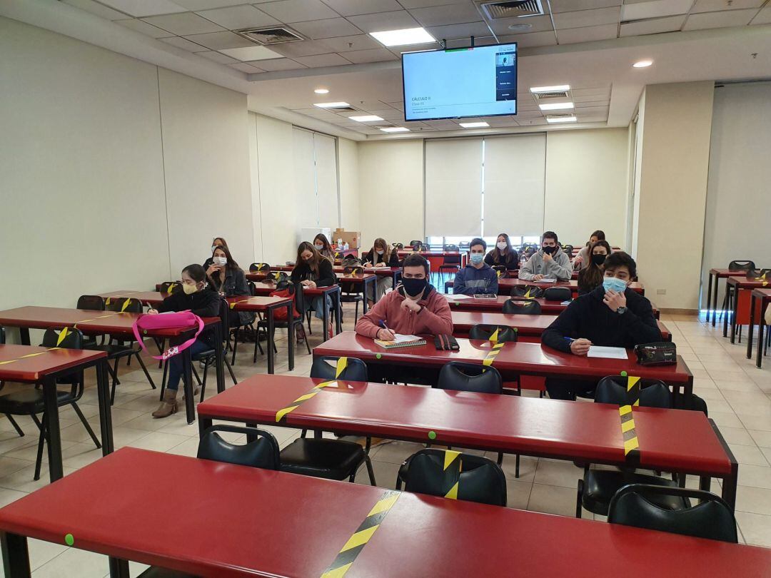 Alumnos guardan distancia de seguridad en una aula de universidad