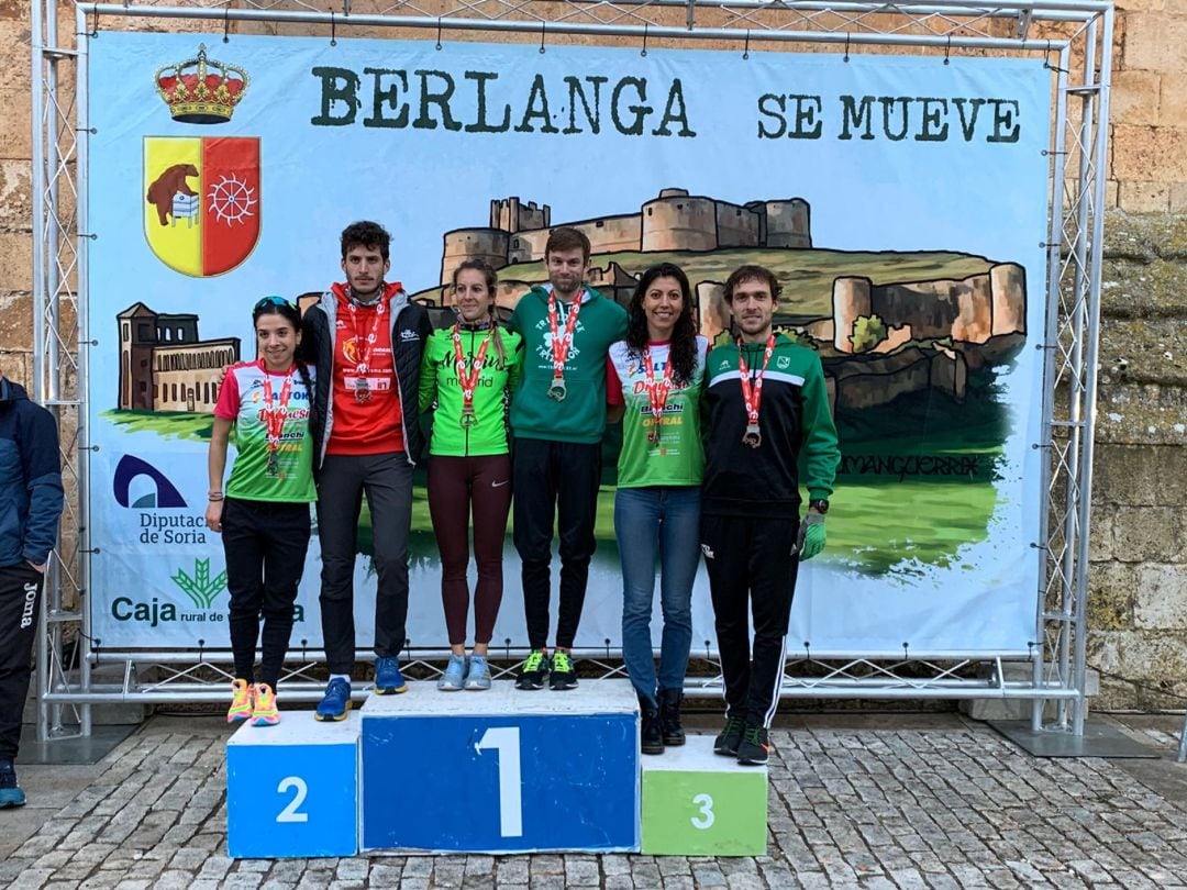 Podio Élite femenino y masculino del Duatlón de Berlanga, con el soriano Nacho Barranco (de rojo) en el tercer puesto.