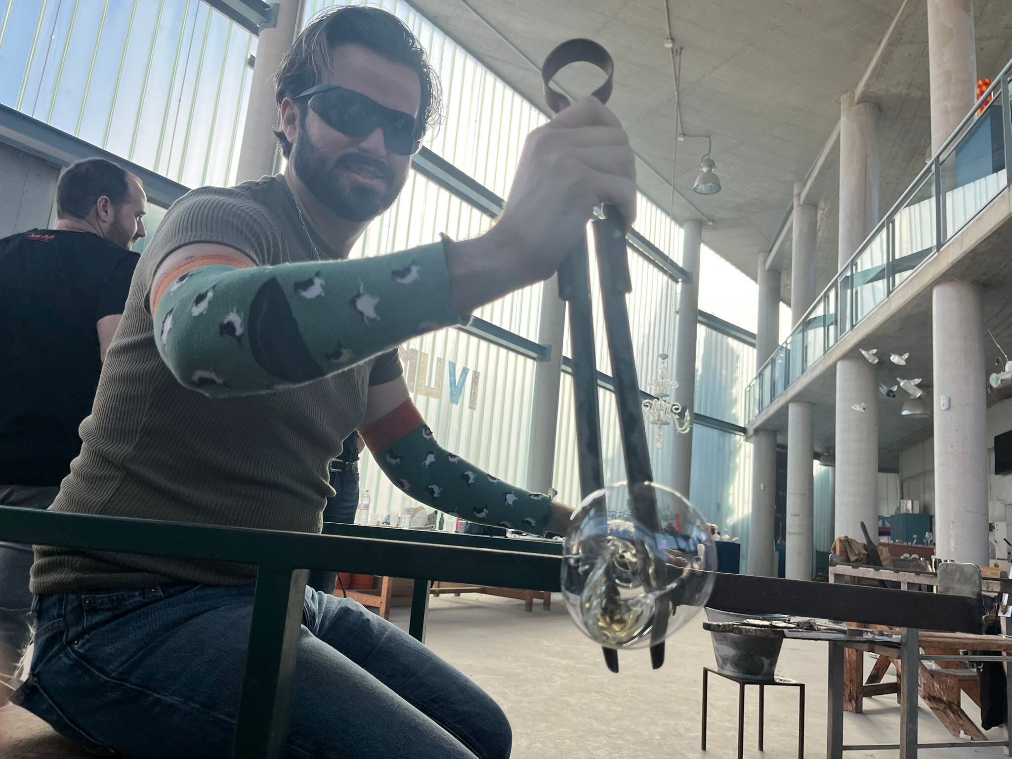 El Museo del Vidrio acoge un curso con jóvenes creadores de la Región para mantener viva una técnica única que exige precisión, paciencia y pasión