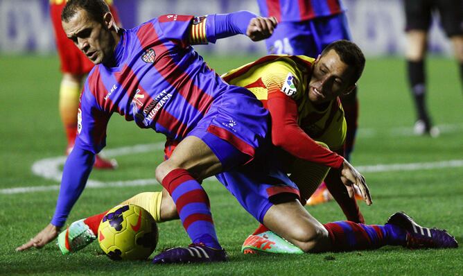 El jugador chileno del FC Barcelona busca rebañar el balón a Juanfran, del Levante
