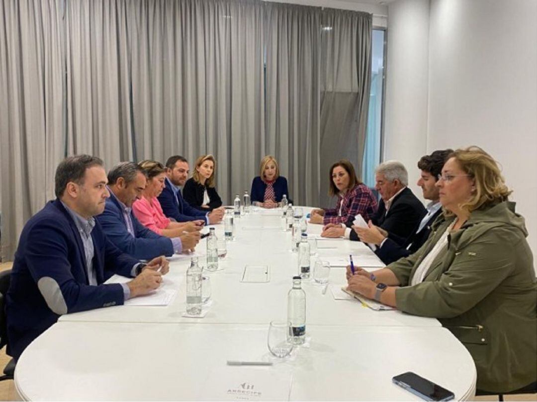 Un momento del encuentro de la Federación Turística de Lanzarote con la presidente del PP en Canarias.