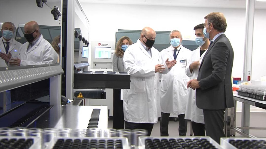 El presidente de la Xunta, Alberto Nuñez Feijóo, visitando las nuevas instalaciones del laboratorio de Microbiología