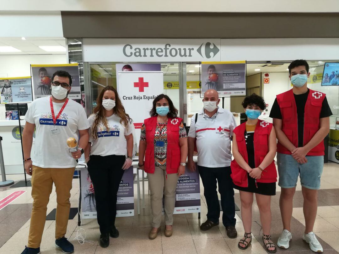 Set de Cruz Roja y Carrefour en la galería comercial del establecimiento en Ciudad Real para la recogida de alimentos a beneficio de colectivos vulnerables por la pandemia.