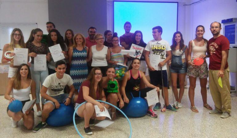 Alumnas, alumnos, monitor y concejalas en el acto de clausura del curso de &#039;Animadores turisticos&#039;