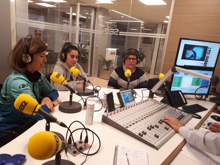 Inma de la Rua, Anne Palomino y Silvia Esteban -de izq. a dch.- en los estudios de Radio Aranda.