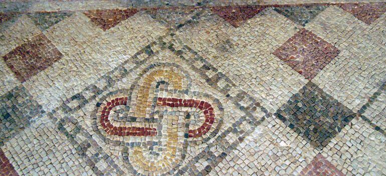 Els elements decoratius del mosaic després de la restauració. 