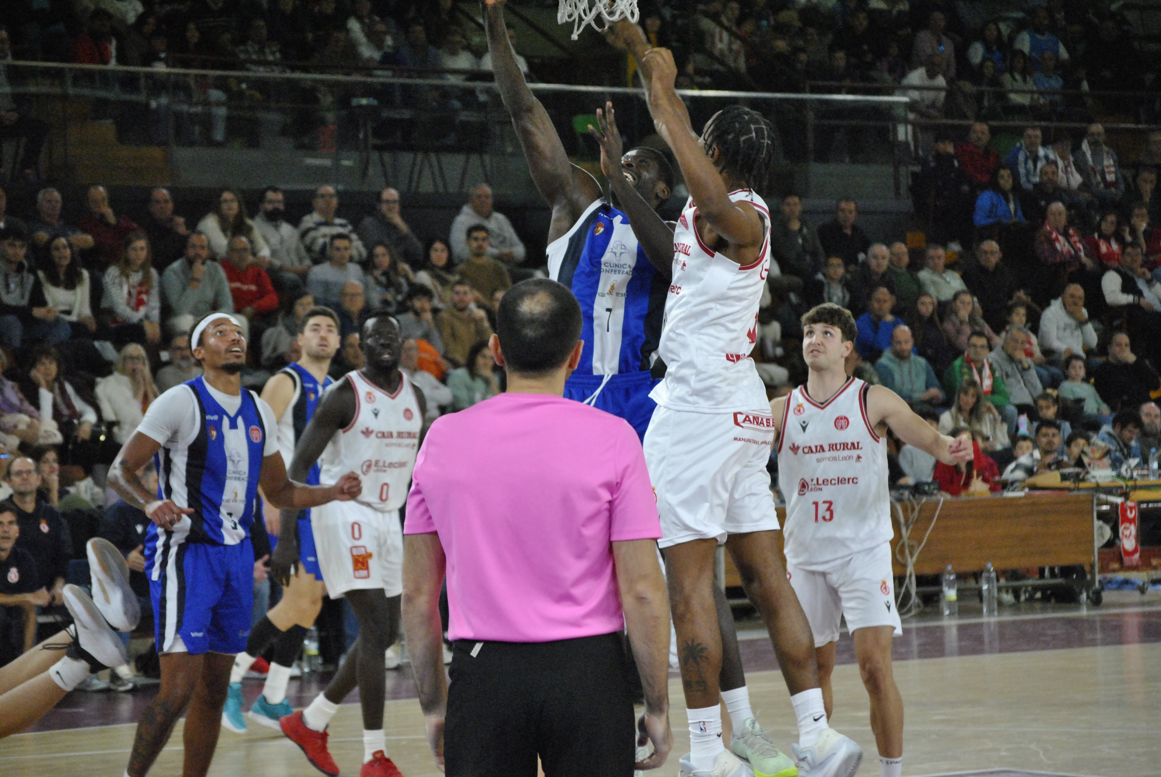 El conjunto berciano muestra en un comunicado su desacuerdo con el arbitraje sufrido en el Palacio de loos deportes