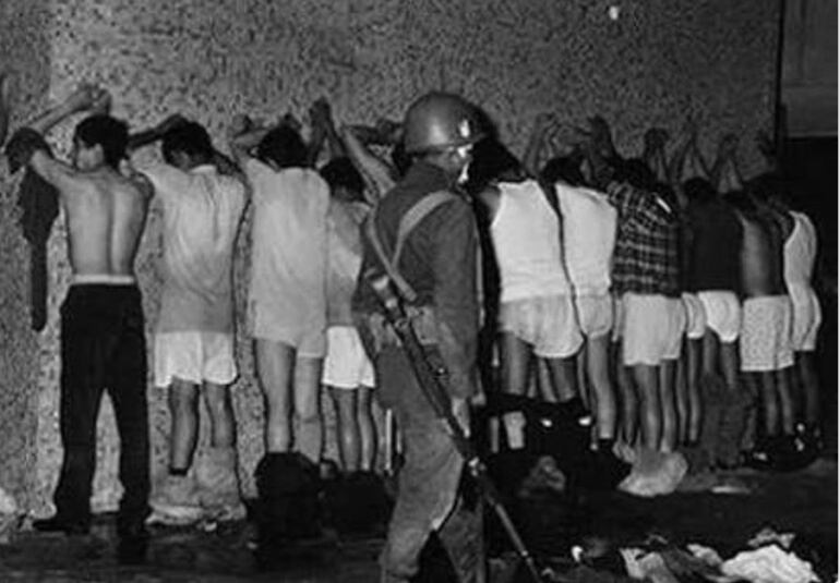 Una docena de estudiantes detenidos el 2 de octubre de 1968 tras la masacre de Tlatelolco