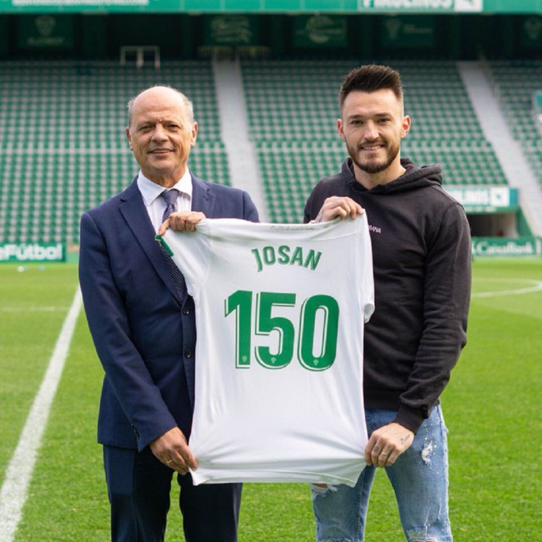 Josan posa en el Martínez Valero junto al presidente del Elche Joaquín Buitrago