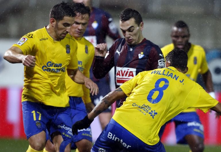 Escalante pelea un balón ante los jugadores de Las Palmas.