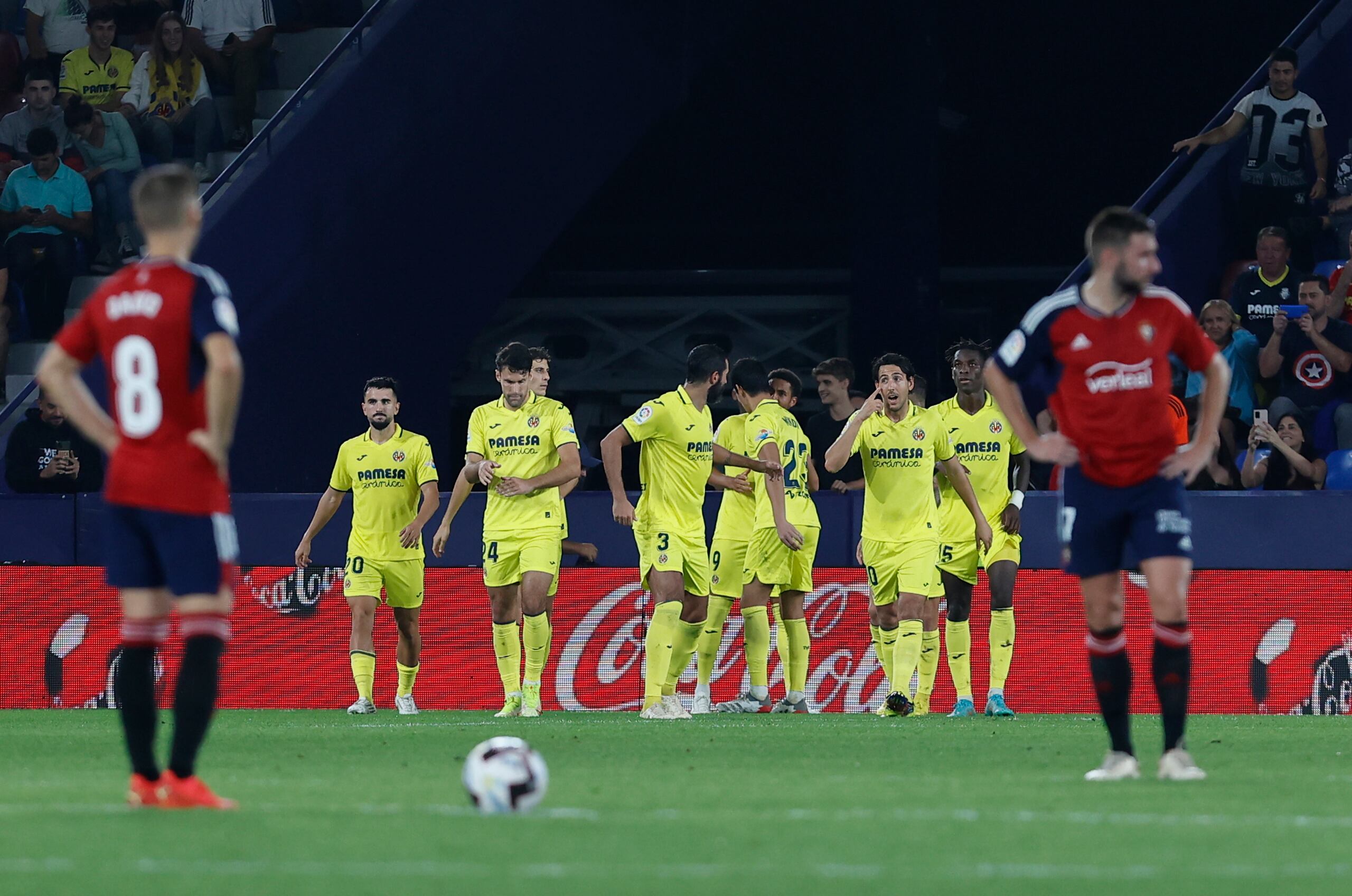 Los jugadores del Villarreal celebran el segundo gol ante Osasuna, durante el partido en el estadio Ciutat de Valencia