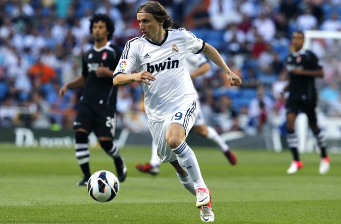 El centrocampista croata del Real Madrid Luka Modric controla la pelota, durante el partido frente al Granada CF correspondiente a la tercera jornada de la Liga de Primera División