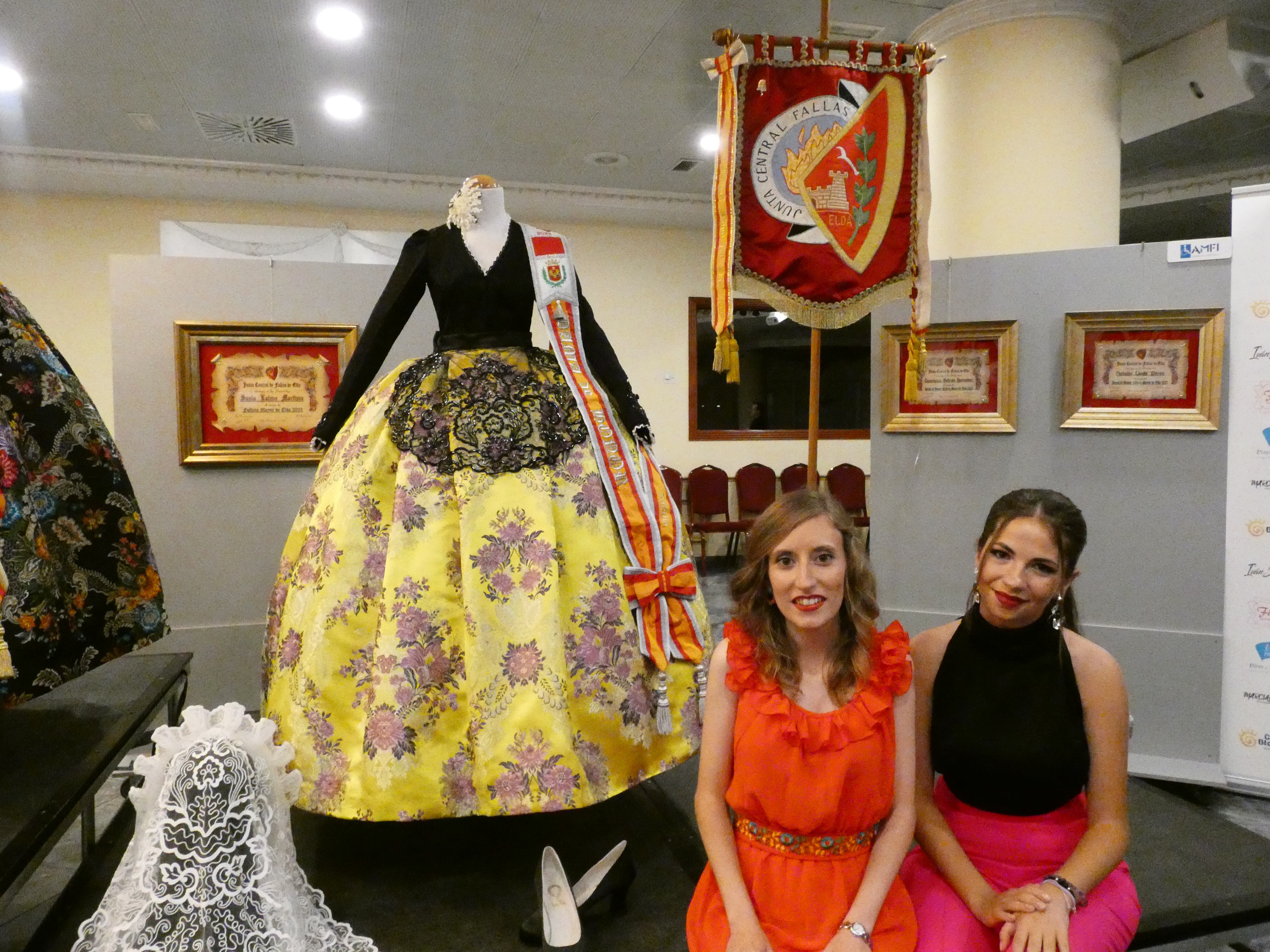 Presentación indumentaria fallera Damas de Honor de Elda 2023