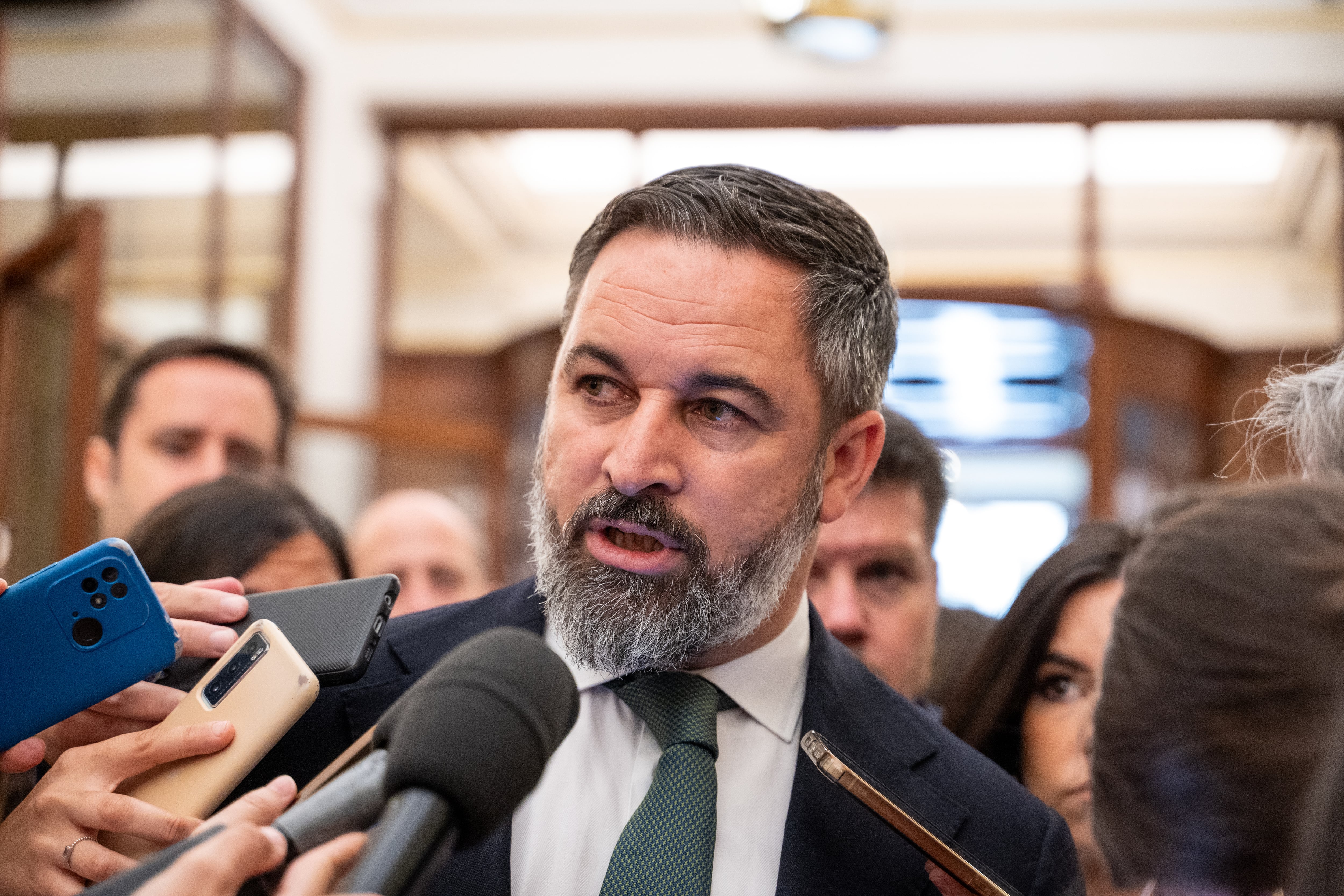 El líder de Vox, Santiago Abascal, atiende a los medios este jueves en el Congreso de los Diputados.