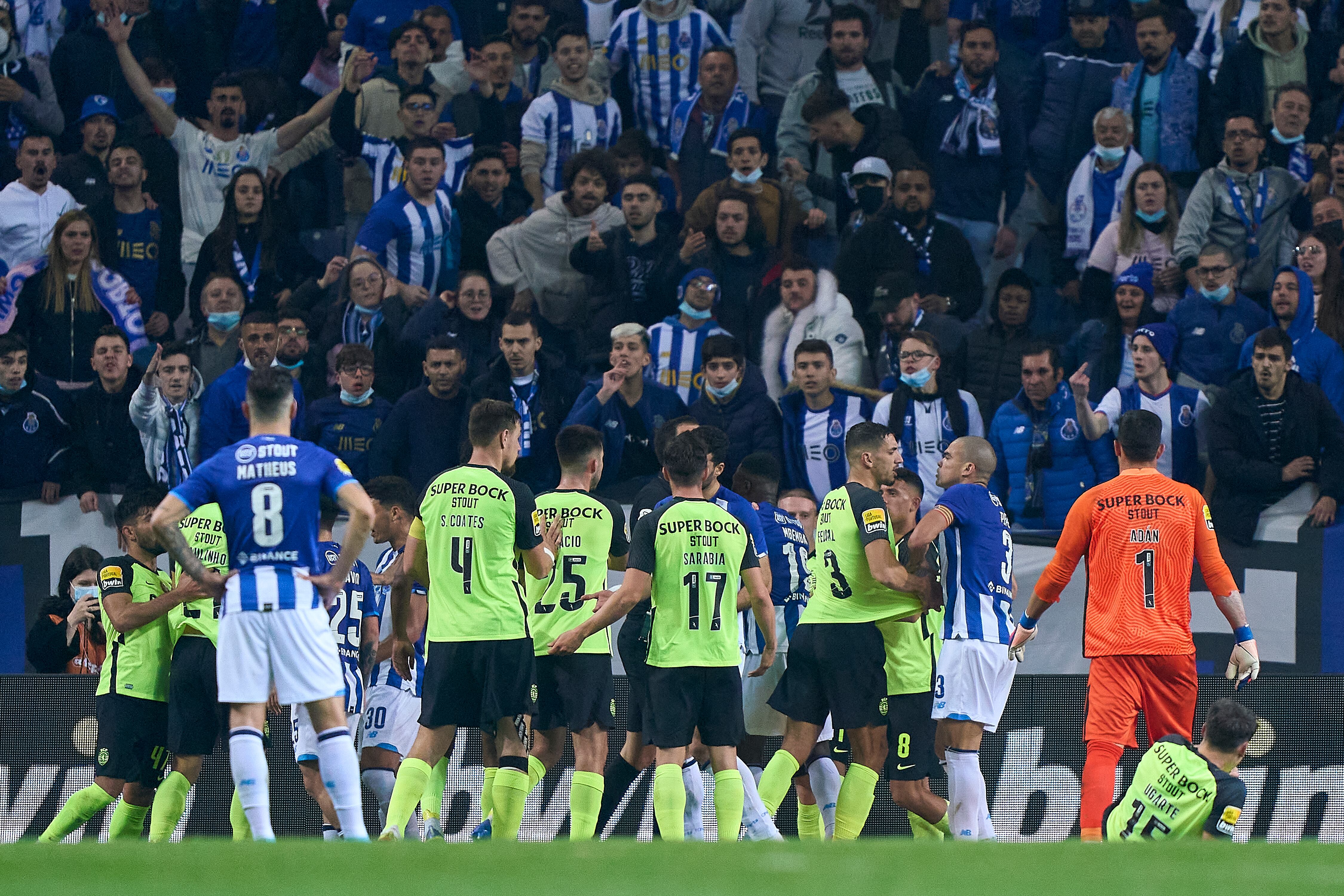 Momento de la tangana entre Oporto y Sporting de Lisboa