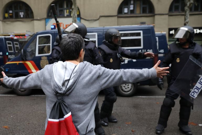 Un manifestante se enfrenta a los antidisturbios.