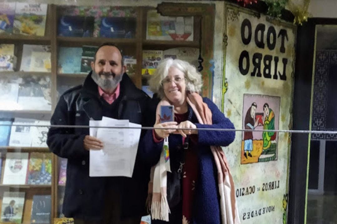 Ángela Gavilán en imagen de archivo, junto a Elías Domingo frente al negocio que fundaron y regentaron durante más de dos décadas