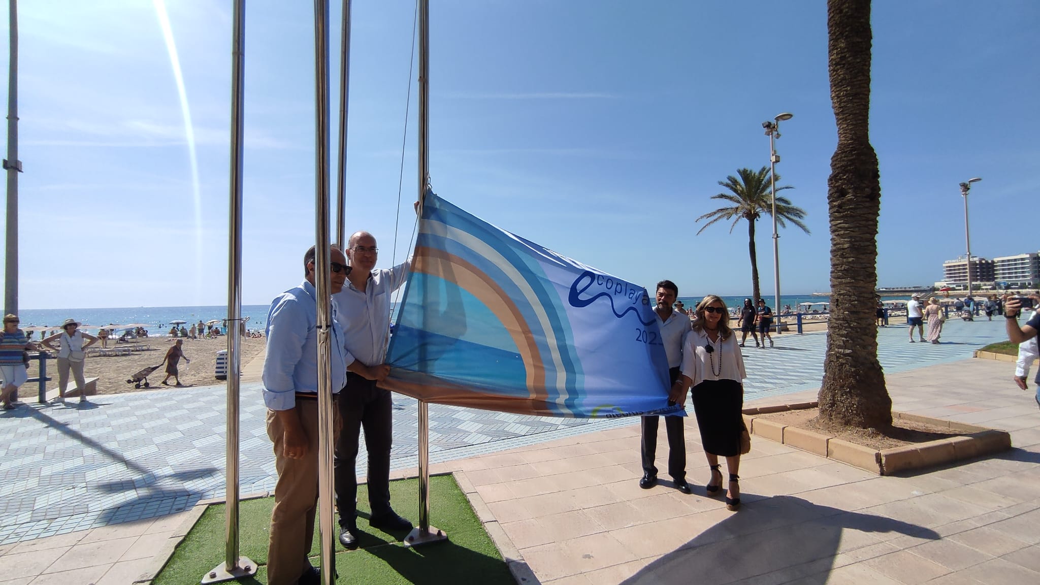 El alcalde Barcala junto con Villar y varios técnicos municipales izan la bandera de Ecoplaya en el Postiguet