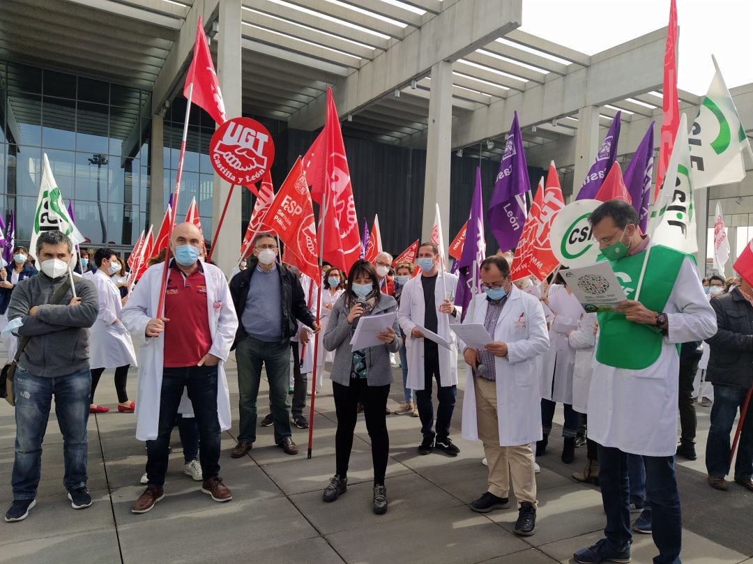 Los sindicatos se han concentrado en las puertas del Hospital Universitario de Burgos