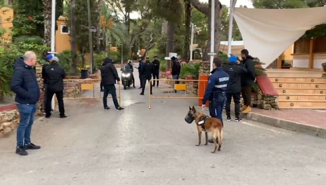 Miembros de Desokupa en la urbanización de Es Canar