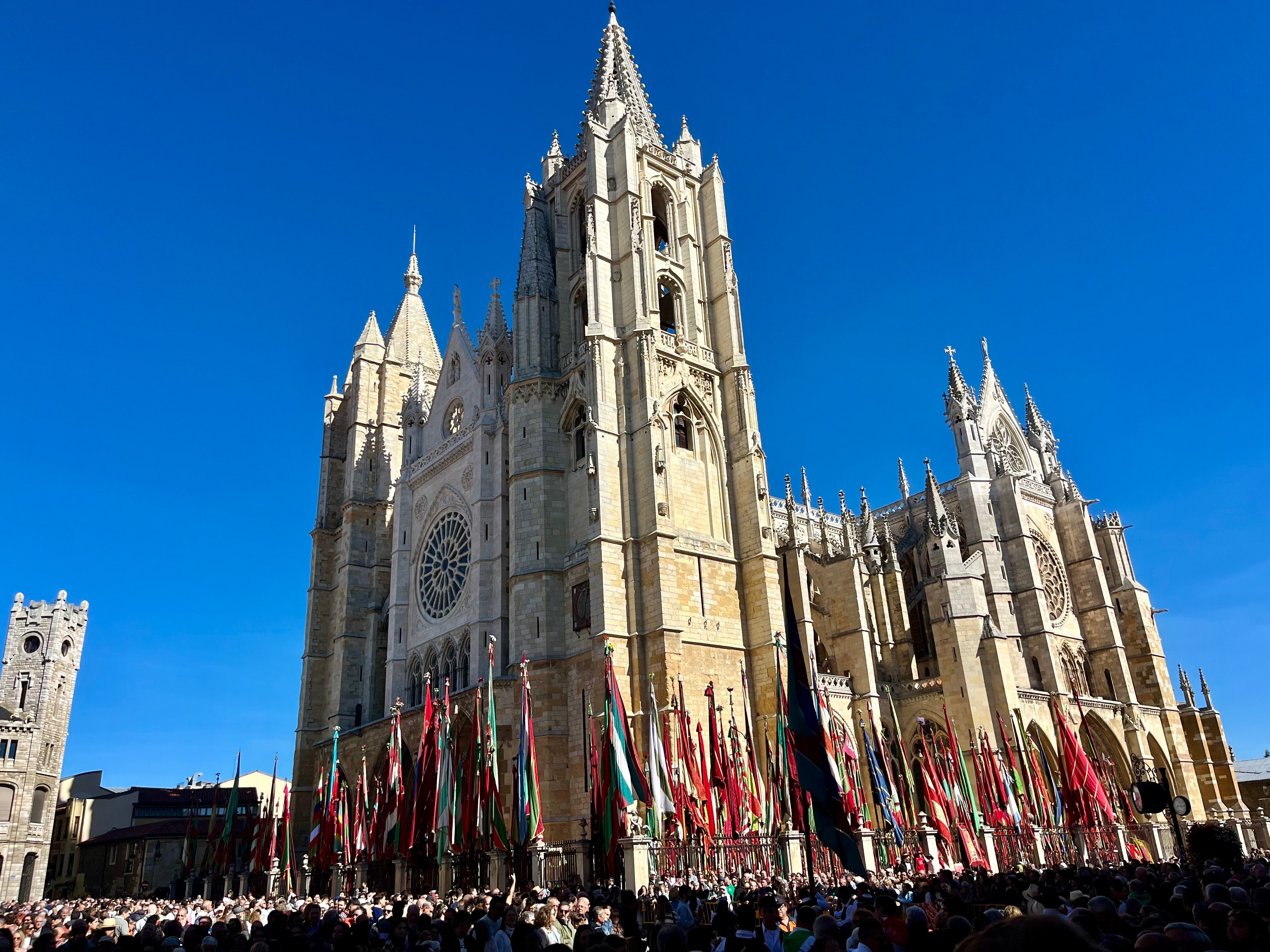 Los pendones llegan a la Catedral de León en las fiestas de San Froilán