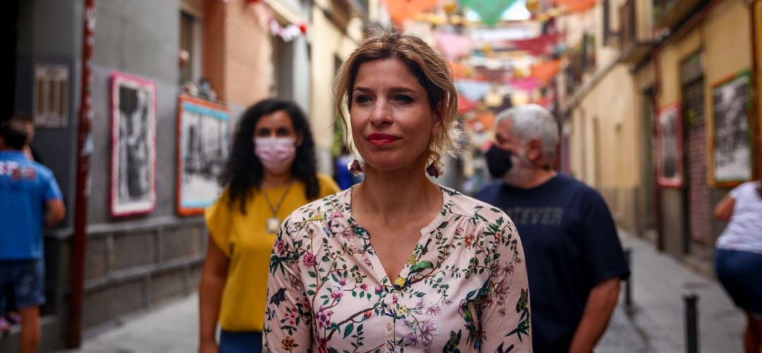 La portavoz del Partido Socialista en la Asamblea de Madrid, Hana Jalloul, en el barrio de Lavapiés