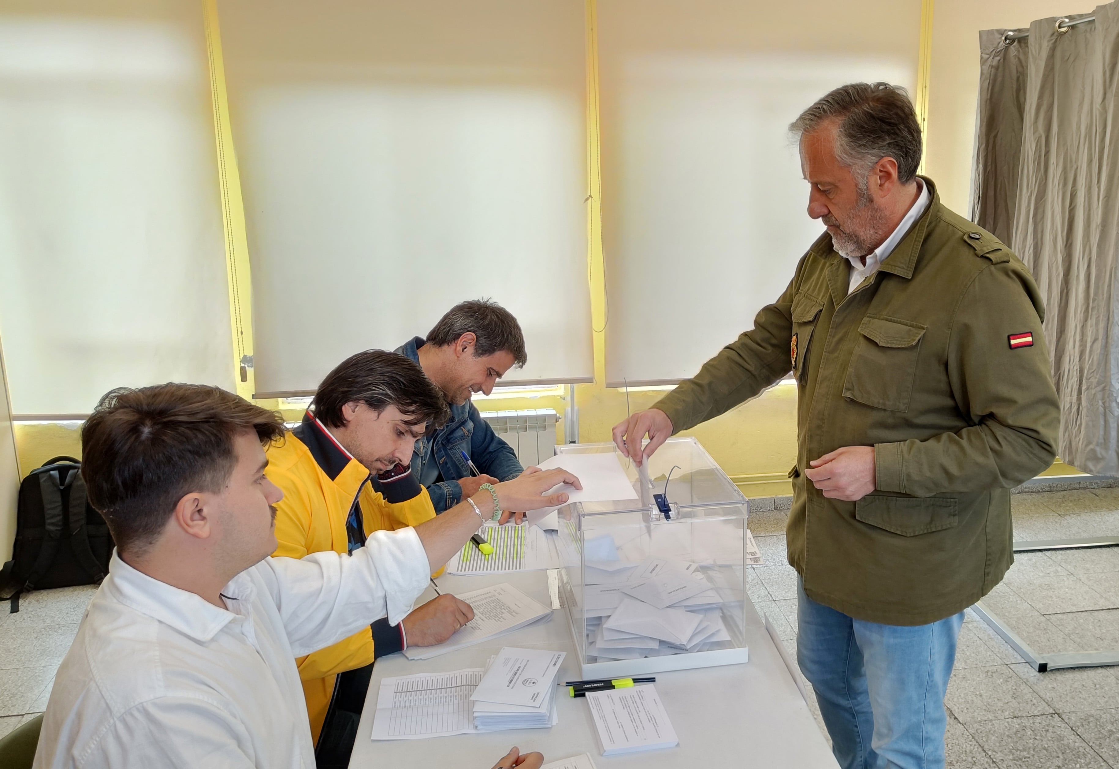 El presidente de las Cortes, Carlos Pollán, vota en la jornada electoral de Elecciones Europeas