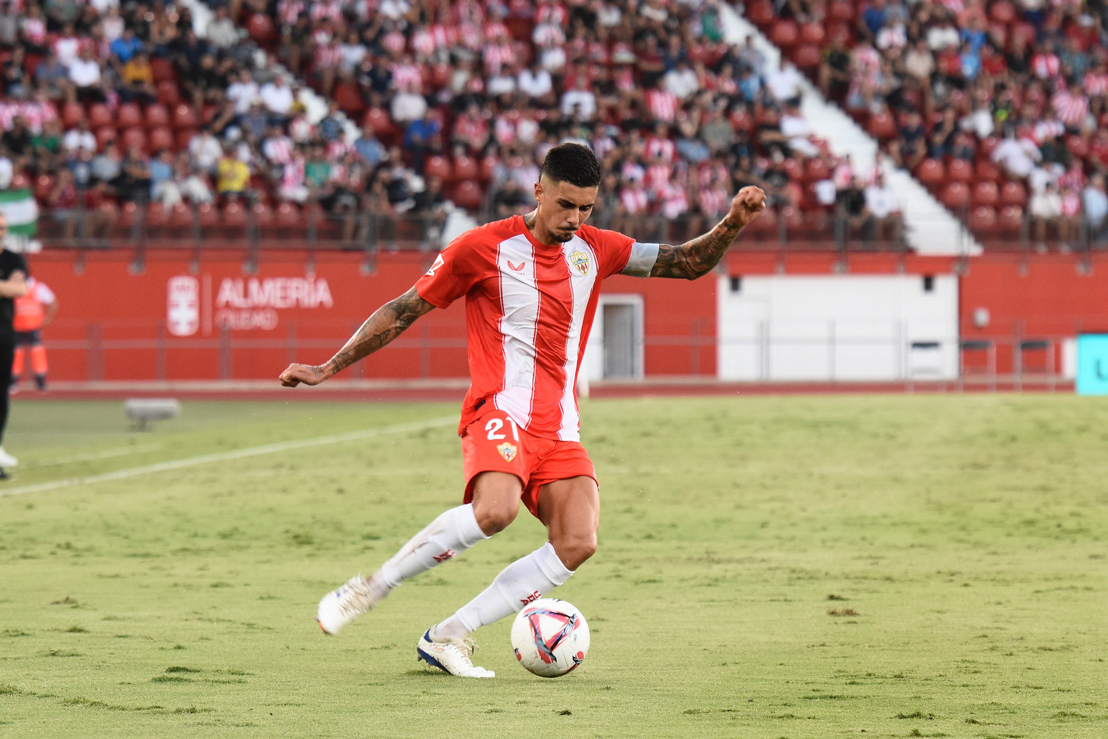 Ya es oficial. El central Chumi seguirá de rojiblanco en el Almería.
