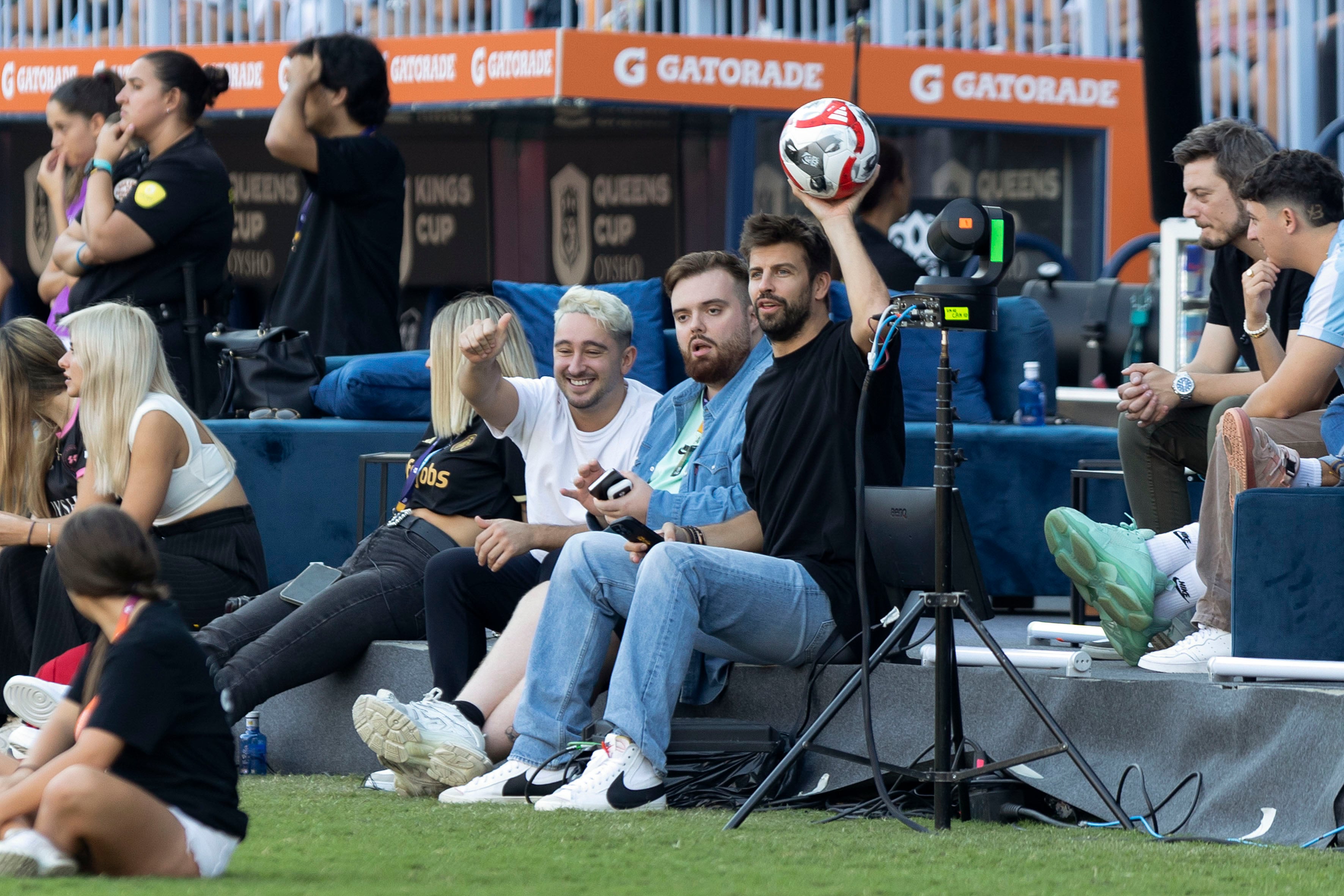 MÁLAGA, 14/10/2023.- Los streamers Spursito (i) e Ibai Llanos (c), junto al exjugador y presidente de la Kings League Gerard Piqué (d), durante el partido de semifinales del Pio FC contra el Aniquiladoras FC de la Kings & Queens Cup Finals que se disputa hoy sábado en el estadio de La Rosaleda, en Málaga. EFE/Daniel Pérez
