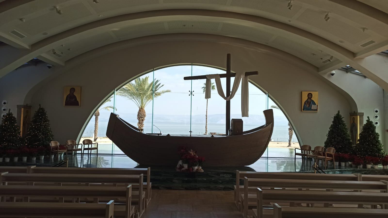 Iglesia en Magdala, con el mar de Galilea al fondo