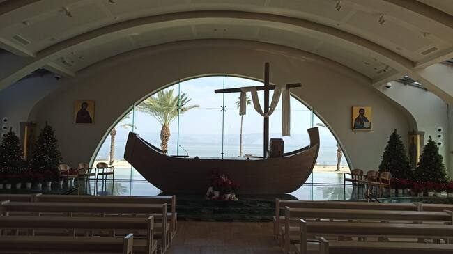 Iglesia en Magdala, con el mar de Galilea al fondo