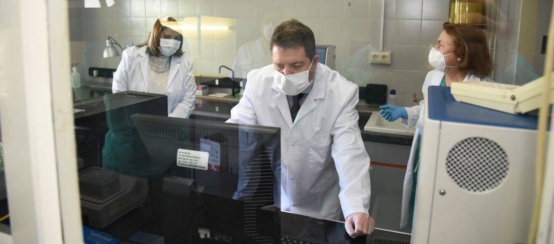 Talavera de la Reina (Toledo), 8 de mayo de 2020.- El presidente de Castilla-La Mancha, Emiliano García-Page, visita, en Talavera de la Reina, el Instituto de Ciencias de la Salud de la región, dependiente de la Consejería de Sanidad. (Fotos: José Ramón Márquez JCCM)