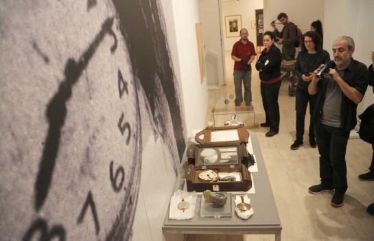 Vista de los cuatro relojes cedidos por el museo de la Paz de Hiroshima.