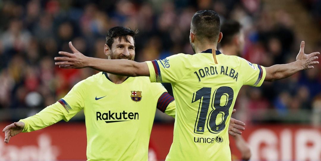 Jordi Alba celebra un gol con Leo Messi en Girona