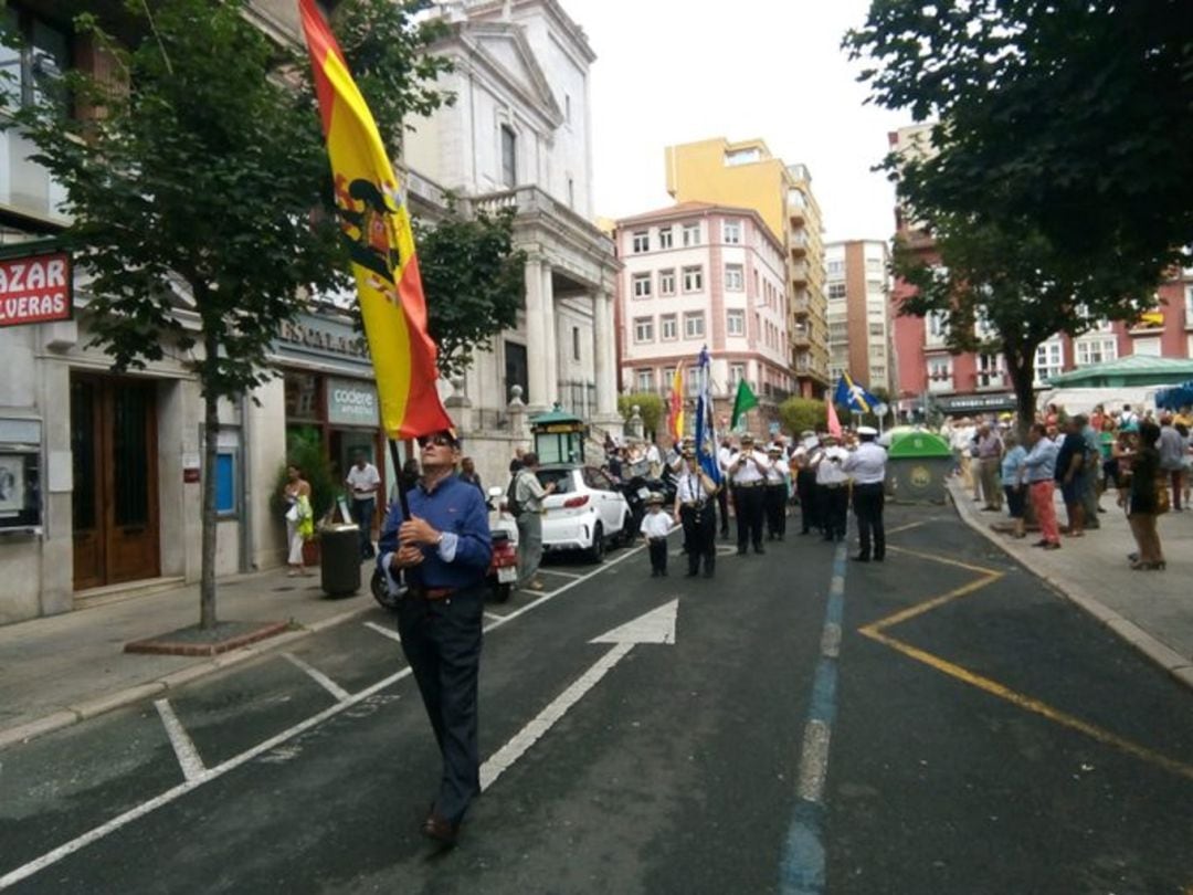 Desfile a su paso por la Iglesia de San Francisco.