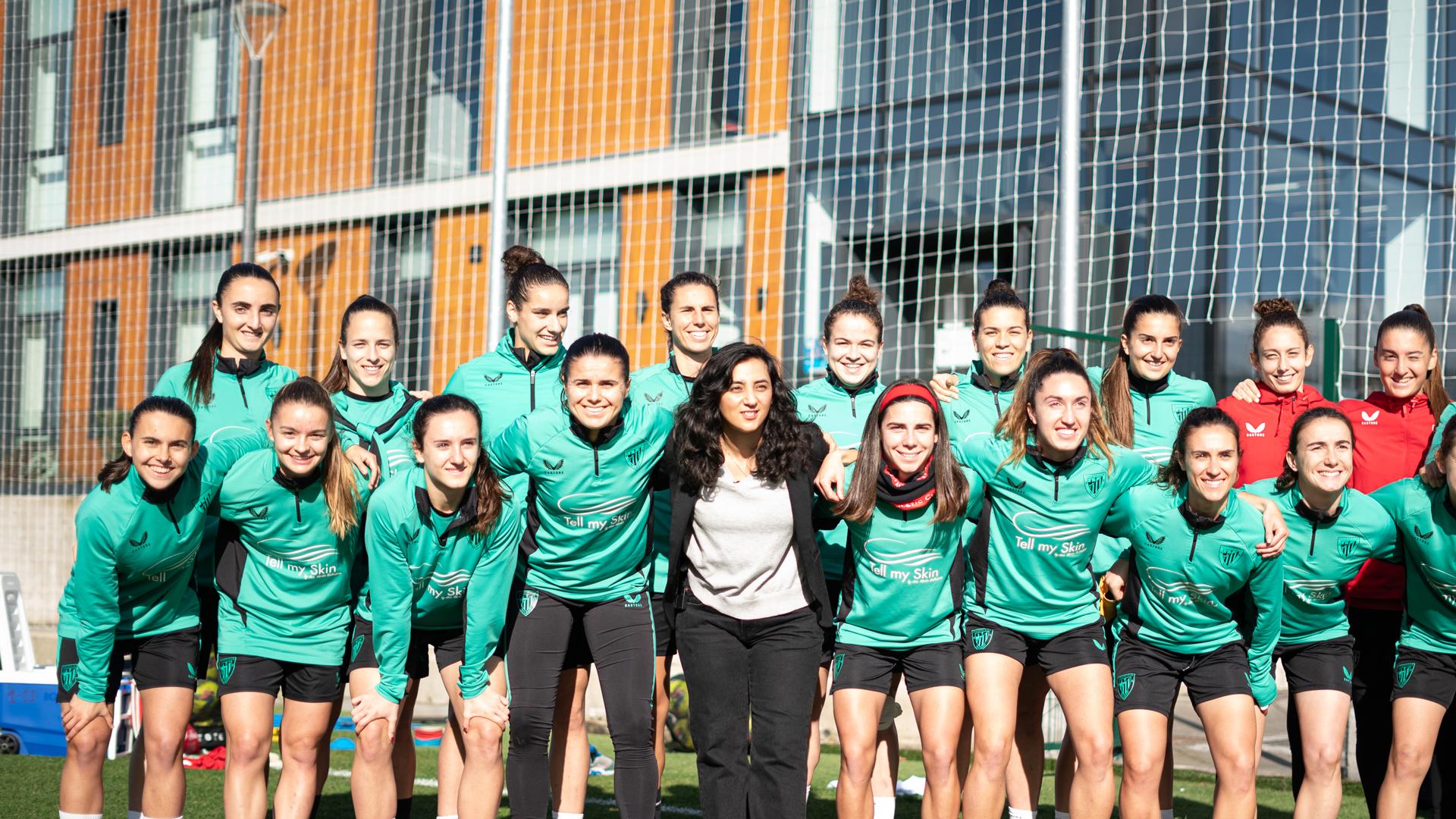 Khalida Popal posando con las jugadoras del primer equipo femenino del Athletic Club