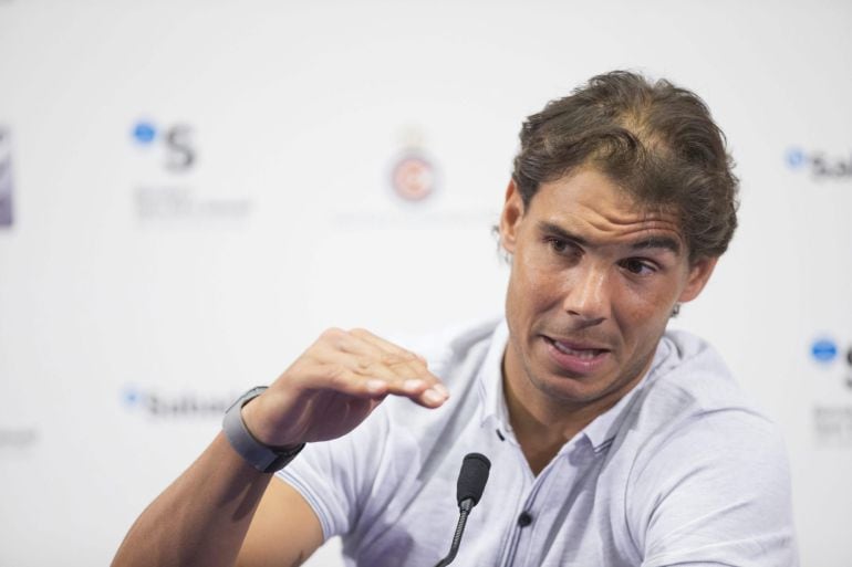 El tenista Rafa Nadal atiende a los medios durante la rueda de prensa de presentación del Barcelona Open Banc Sabadell