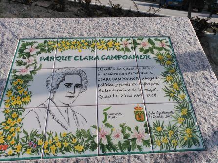 La placa que recuerda a la sufragista Clara Campoamor en el parque de Quesada