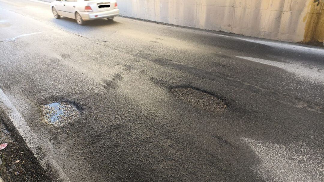 Estado en el que se encuentra la calzada en algunos puentes bajo la vía 