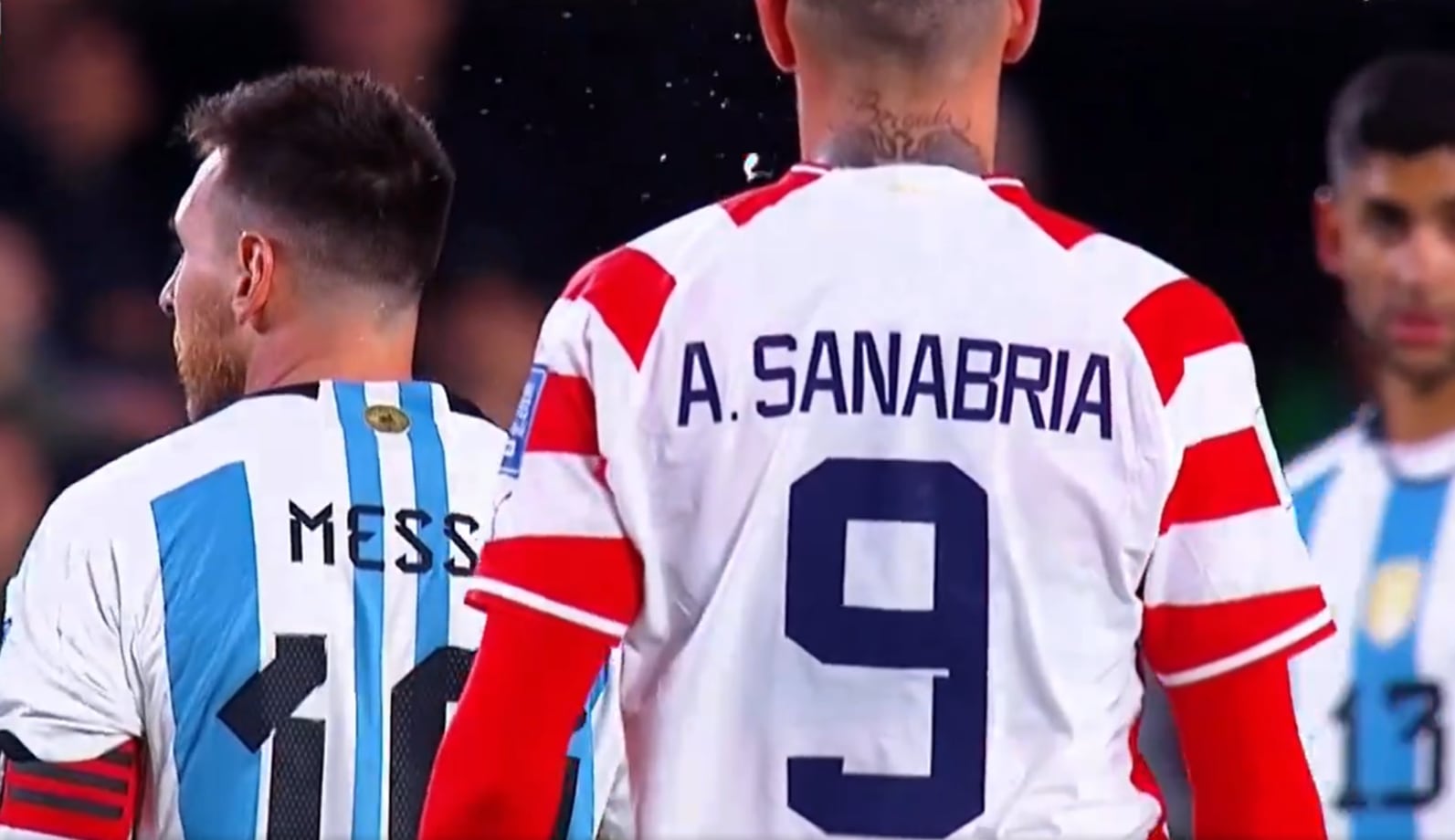 Imagen del momento en el que Sanabria escupe a Messi por la espalda durante el Argentina - Paraguay